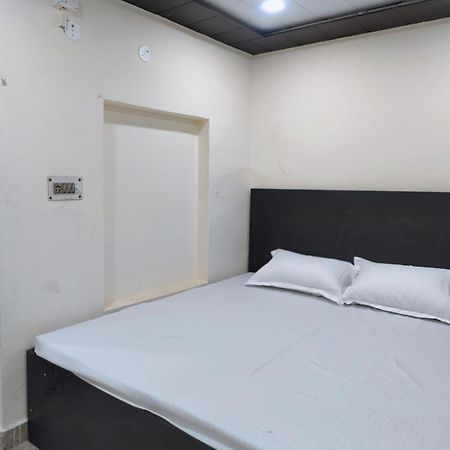 Hotel Crystal Dreams Mathura Bagian luar foto