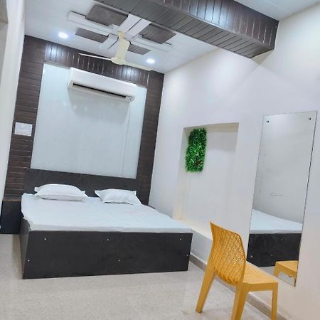 Hotel Crystal Dreams Mathura Bagian luar foto