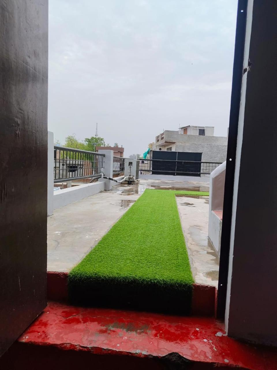 Hotel Crystal Dreams Mathura Bagian luar foto