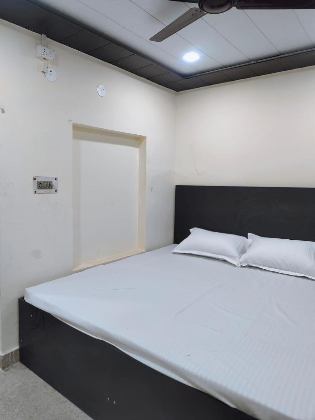 Hotel Crystal Dreams Mathura Bagian luar foto