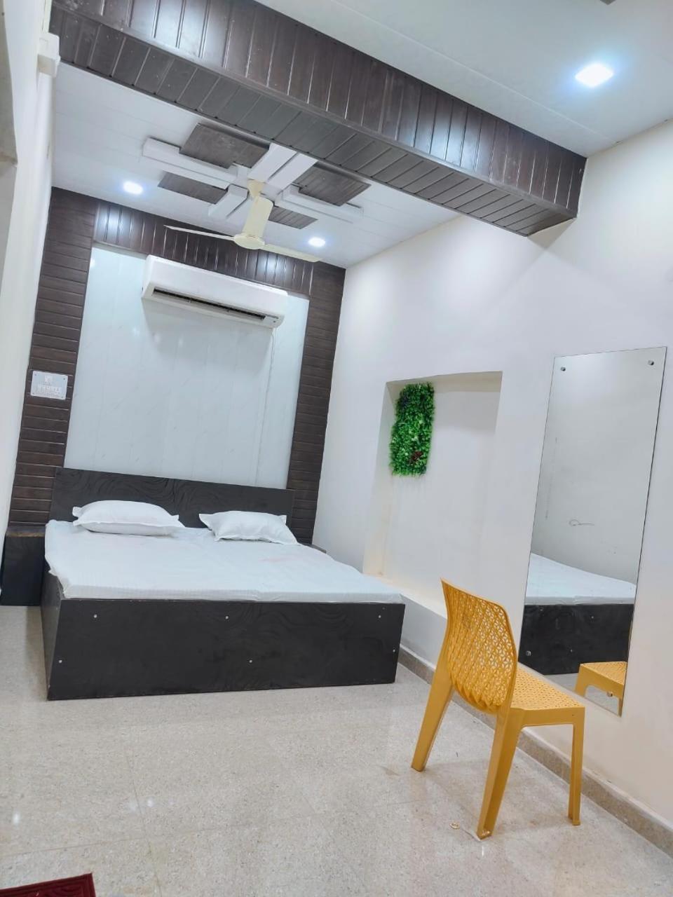 Hotel Crystal Dreams Mathura Bagian luar foto