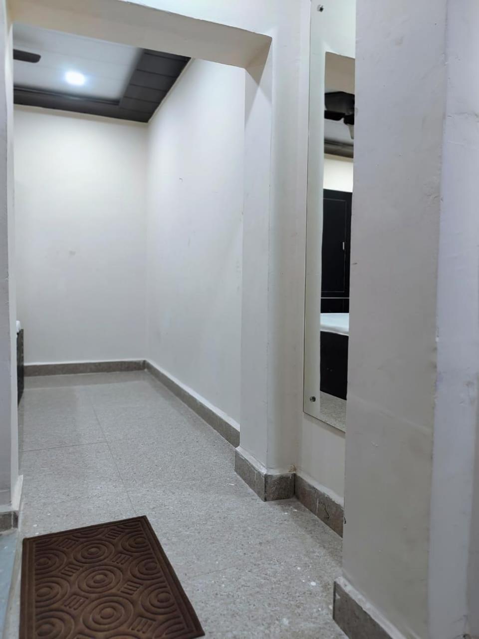Hotel Crystal Dreams Mathura Bagian luar foto