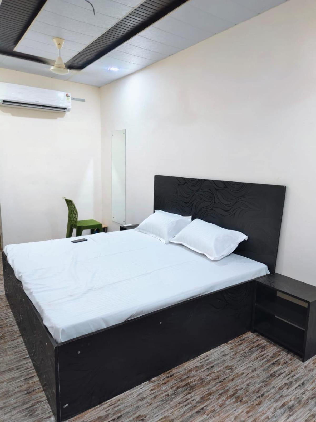 Hotel Crystal Dreams Mathura Bagian luar foto
