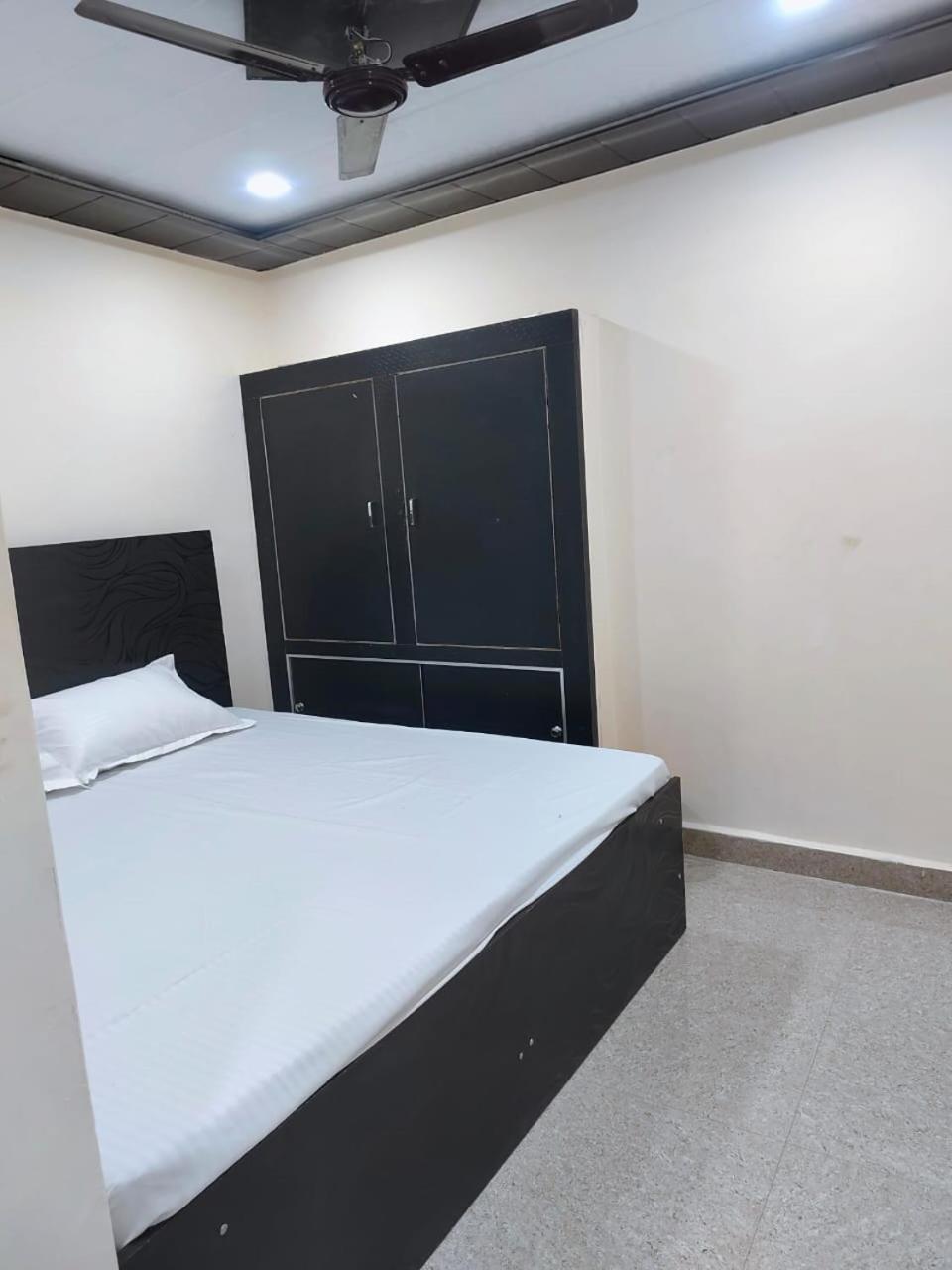 Hotel Crystal Dreams Mathura Bagian luar foto