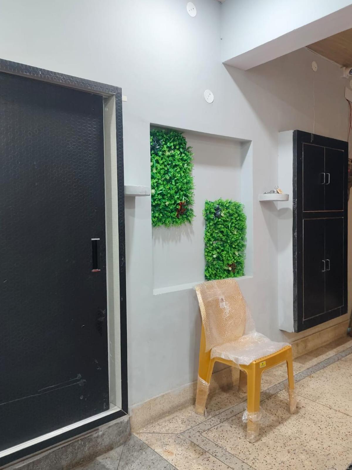 Hotel Crystal Dreams Mathura Bagian luar foto