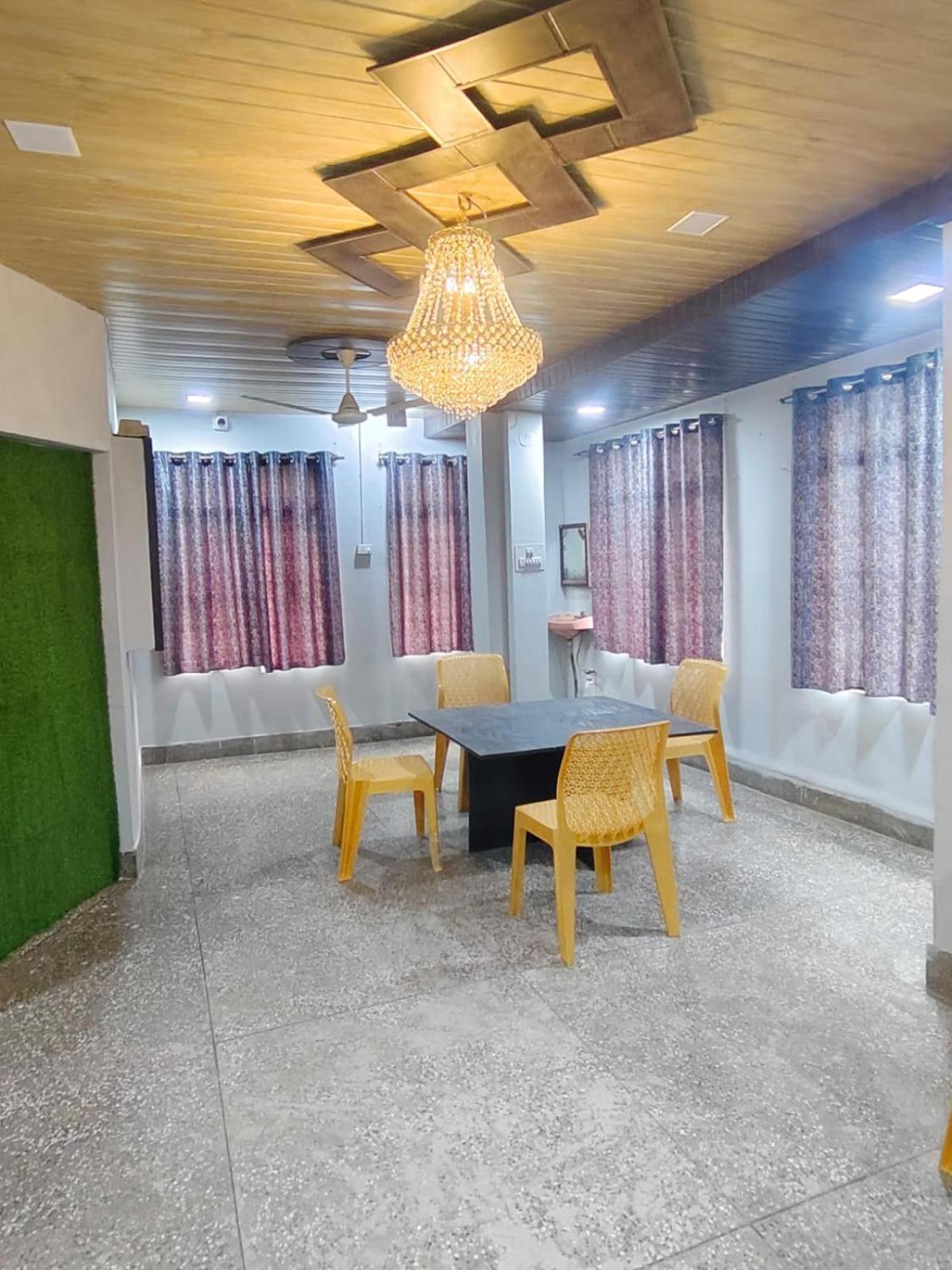 Hotel Crystal Dreams Mathura Bagian luar foto
