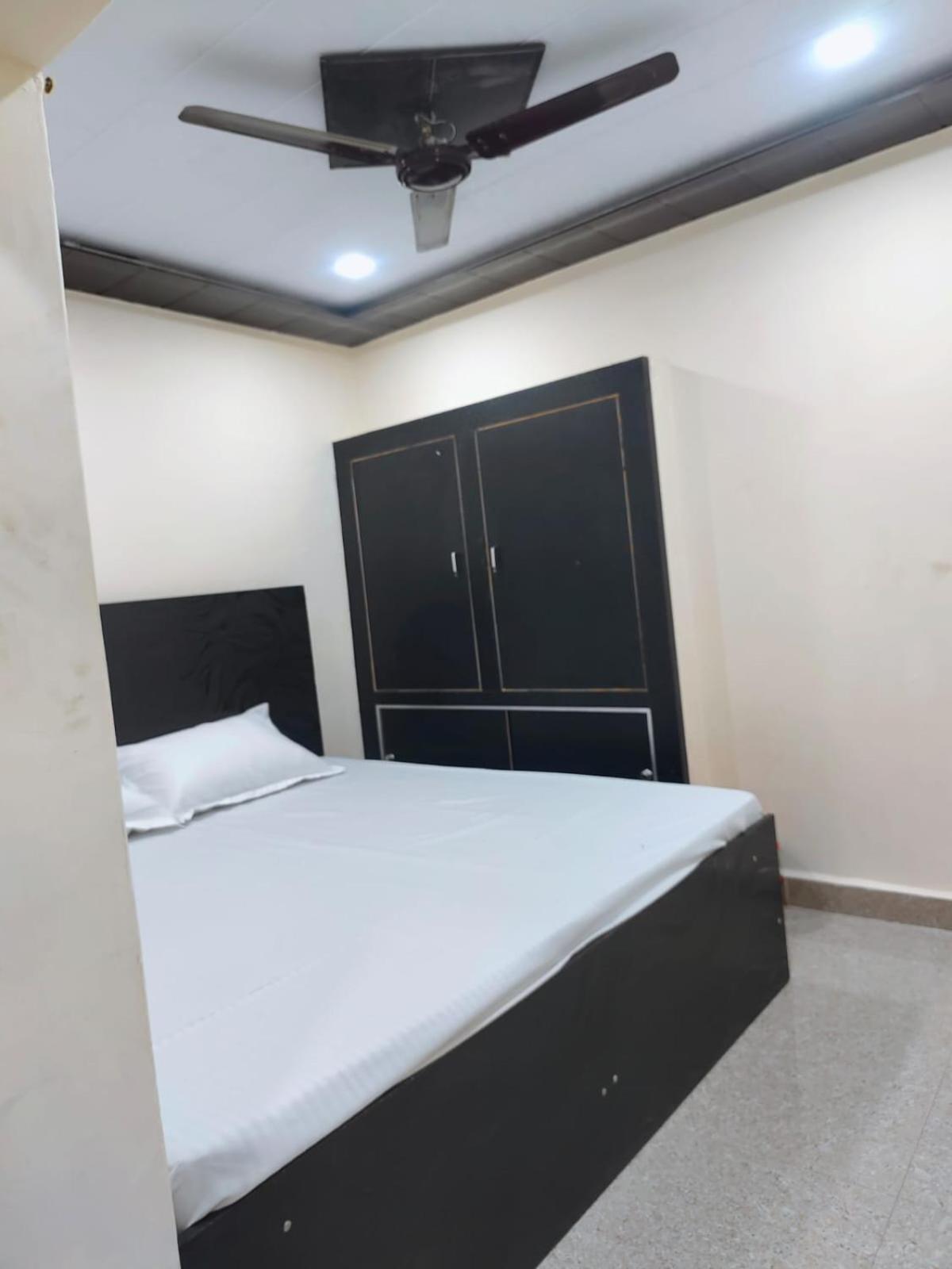 Hotel Crystal Dreams Mathura Bagian luar foto