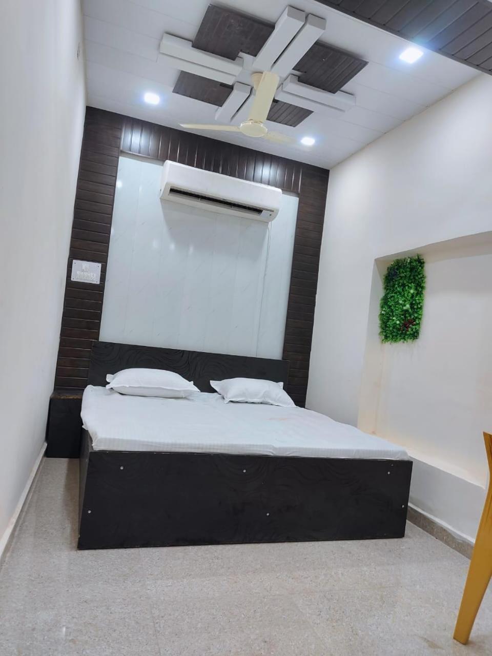 Hotel Crystal Dreams Mathura Bagian luar foto