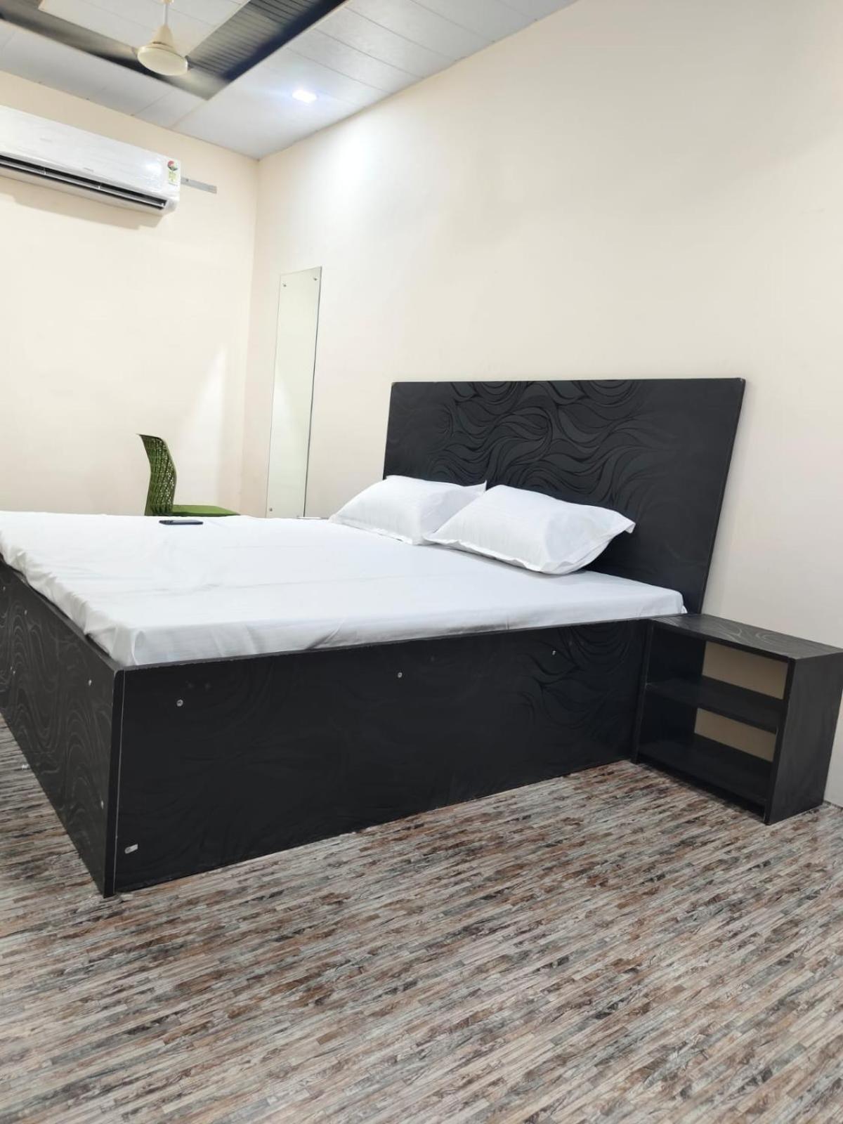 Hotel Crystal Dreams Mathura Bagian luar foto