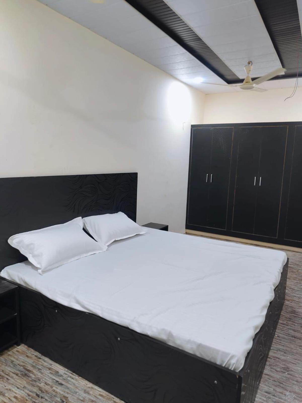 Hotel Crystal Dreams Mathura Bagian luar foto