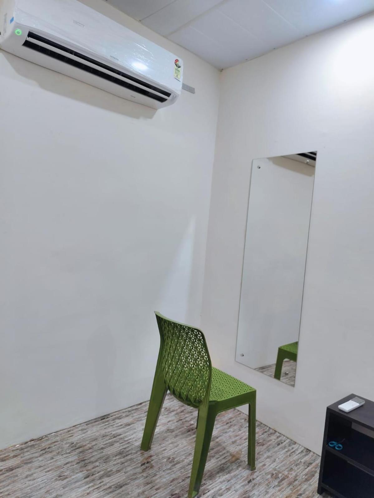 Hotel Crystal Dreams Mathura Bagian luar foto